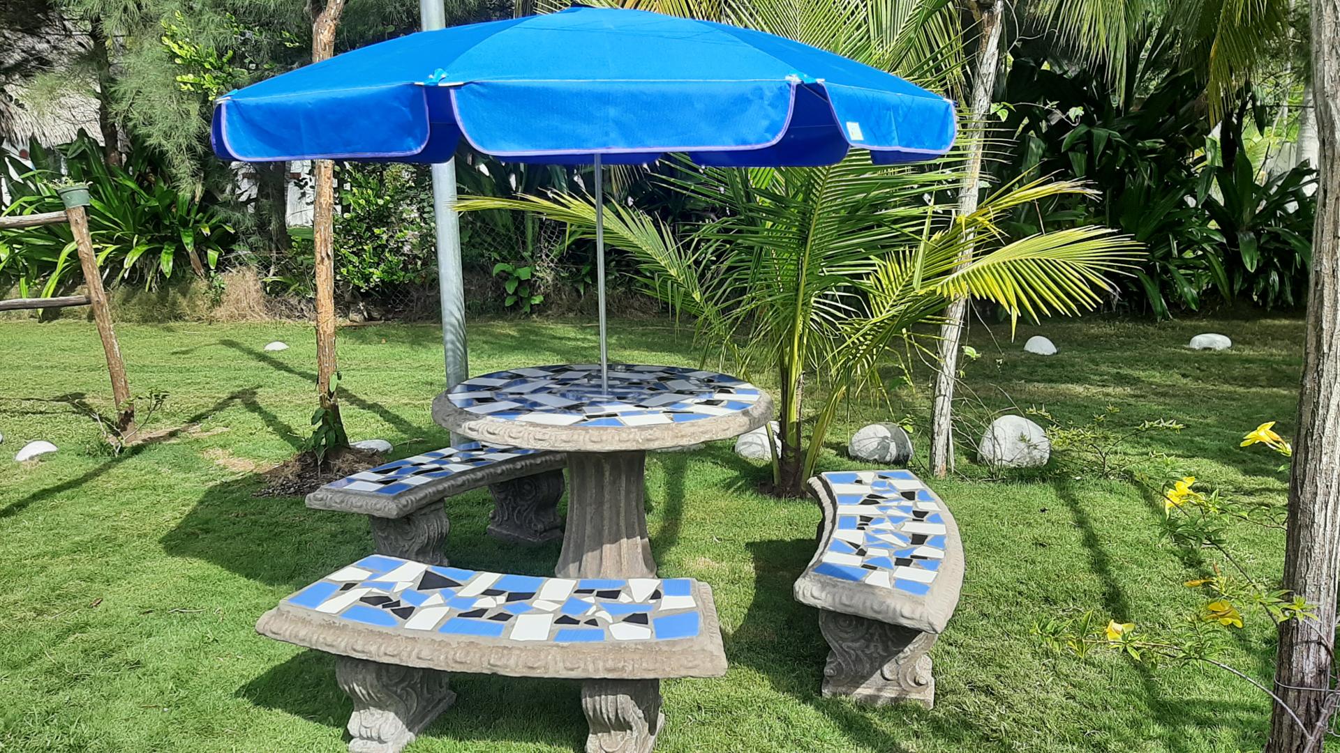 JUEGO DE MESA CON TRES BANCAS INCLUIDAS, DE CEMENTO