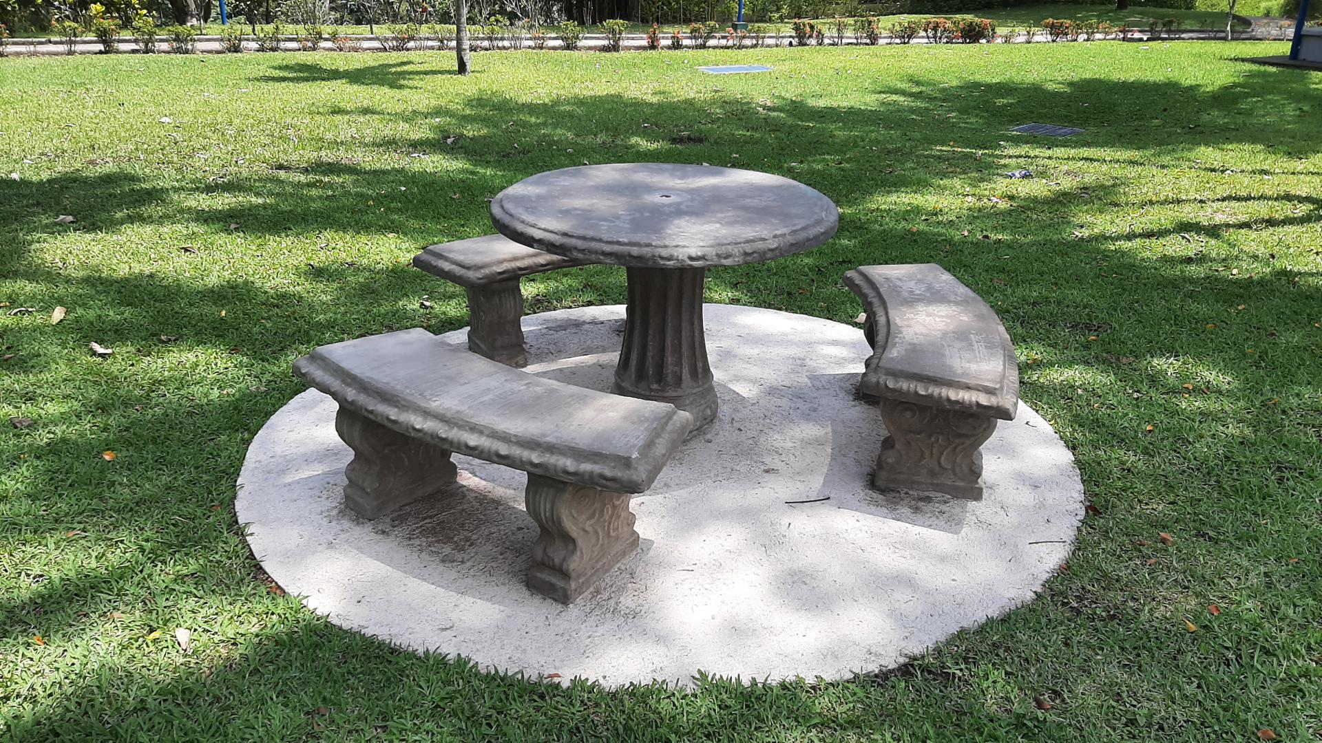 JUEGO DE MESA CON TRES BANCAS INCLUIDAS, PULIDAS GRISES