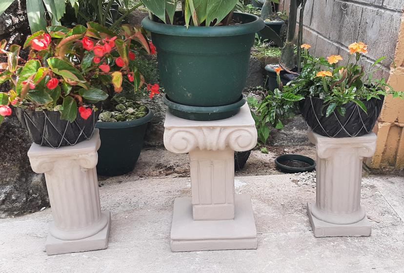 COLUMNAS ESTILO ROMANO DE 0.40 m ALTURA , SUPERFICIE DE 0.25 m X 0.25 m
