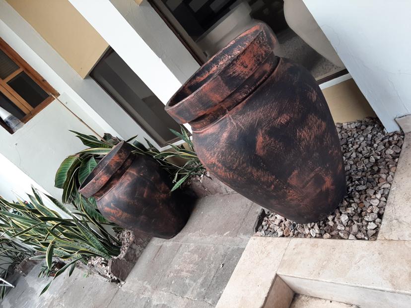 JARRÓN DE CEMENTO MUY ELEGANTE,  85 CM DE ALTO X 53 CM DE DIÁMETRO EN PARTE SUPERIOR