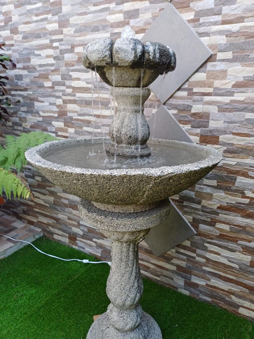 FUENTE CON POCETA TIPO FLOR. ALTURA TOTAL 1.40-1.50 M