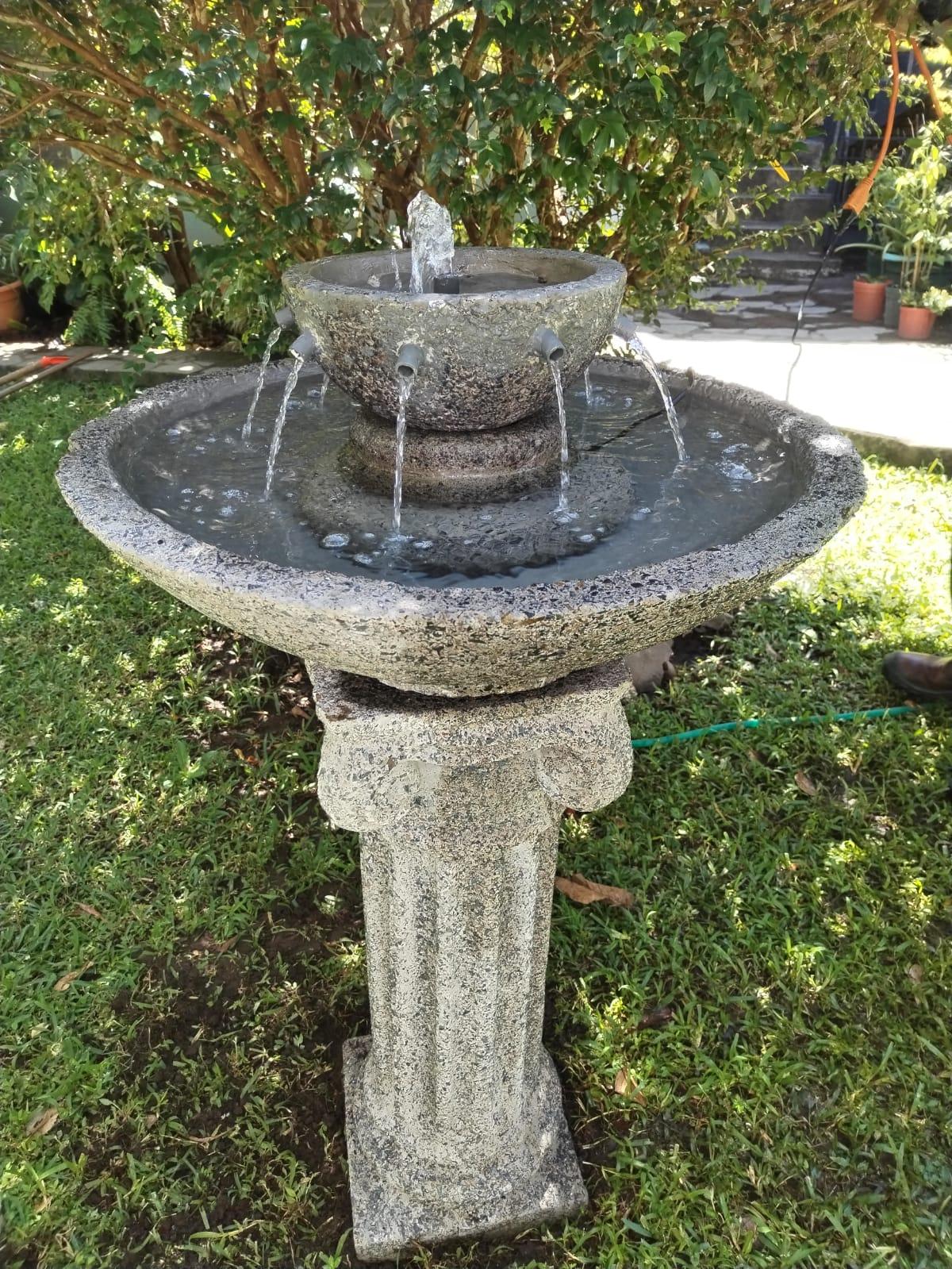 LINDA FUENTE DE POCETITA CON 8 CAIDAS. POCETA AMPLIA DIAMETRO DE 68 CM