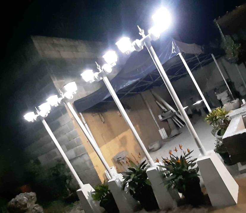 LÁMPARA SOLAR MOVIBLE COMPUESTA POR 2 FAROLES DE 30 WATT C/U