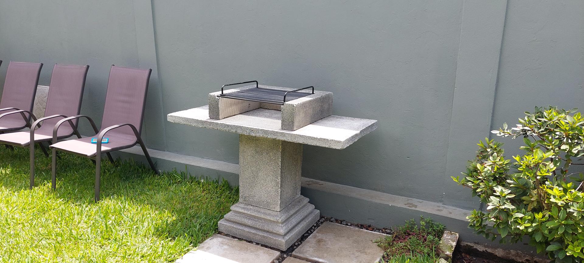 ASADOR EN PIEDRA, EN 4 PIEZAS DESMONTABLE. 1.10 M X 60 CM X 92 CM DE ALTO. PARILLA 46 X 46 CM