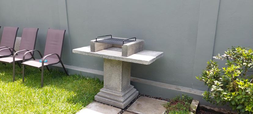 ASADOR EN PIEDRA, EN 4 PIEZAS DESMONTABLE. 1.10 M X 60 CM X 92 CM DE ALTO. PARILLA 46 X 46 CM