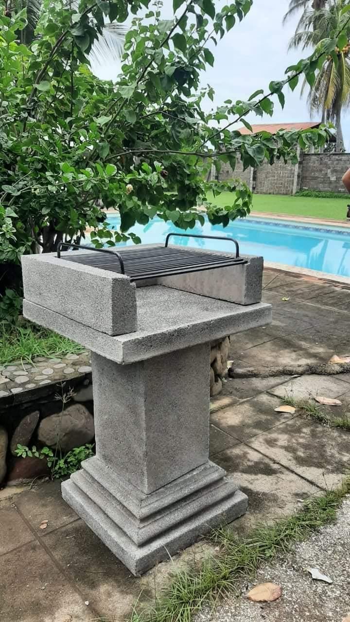 BARBACOA DE CARNE DE 60 CM X 60 CM X 92.5 CM DE ALTURA