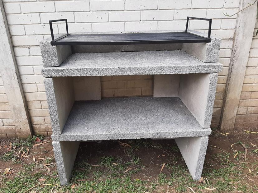 ASADOR EN PIEDRA, EN 8 PIEZAS DESMONTABLE. 1.10 M LARGO X 60 CM ANCHO X 1.05 M DE ALTO. PARRILLA 95 CM LARGO