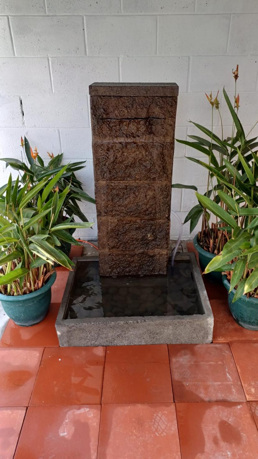 FUENTE CON MURO LLORON DE 1 m DE ALTURA