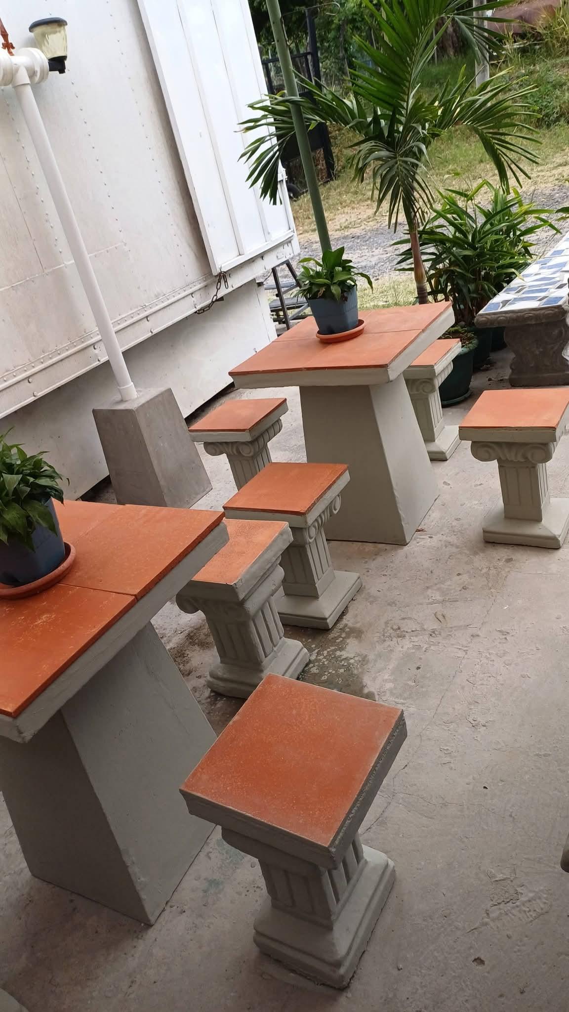 JUEGO DE MESA CUADRADO, CON 4 BANCOS INCLUIDOS, DE BARRO