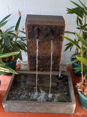 FUENTE CON MURO DE 2 CAIDAS DE AGUA DE 0.80 M DE ALTURA