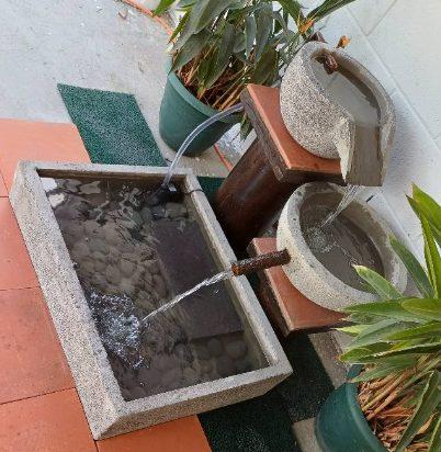 FUENTE CON 3 POCETAS SOBRE PEDESTALES, 2 CAIDAS DE AGUA