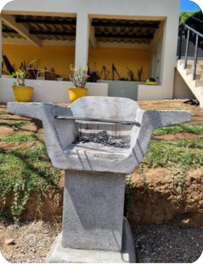 ASADOR	EN PIEDRA, EN 3 	PIEZAS DESMONTABLE. ALAS DE 24 CM DE ANCHO,
1.05 M DE ALTO. PARILLA 42 CM FONDO X 46 CM ANCHO