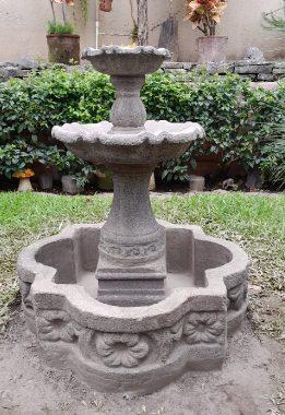 FUENTE DE PIÑA, POCETA DE 1.30 M DE DIÁMETRO CON 5 PIEZAS AL ENTORNO ALTURA DE 1.30 M