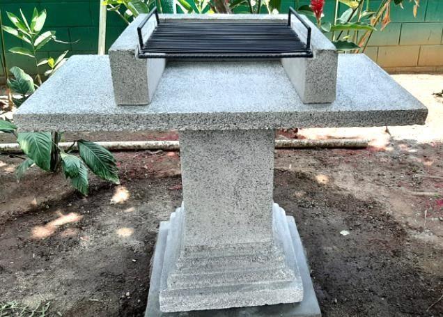 ASADOR EN PIEDRA, EN 4 PIEZAS DESMONTABLE. 1.10 M X 60 CM X 92 CM DE ALTO. PARILLA 46 X 46 CM