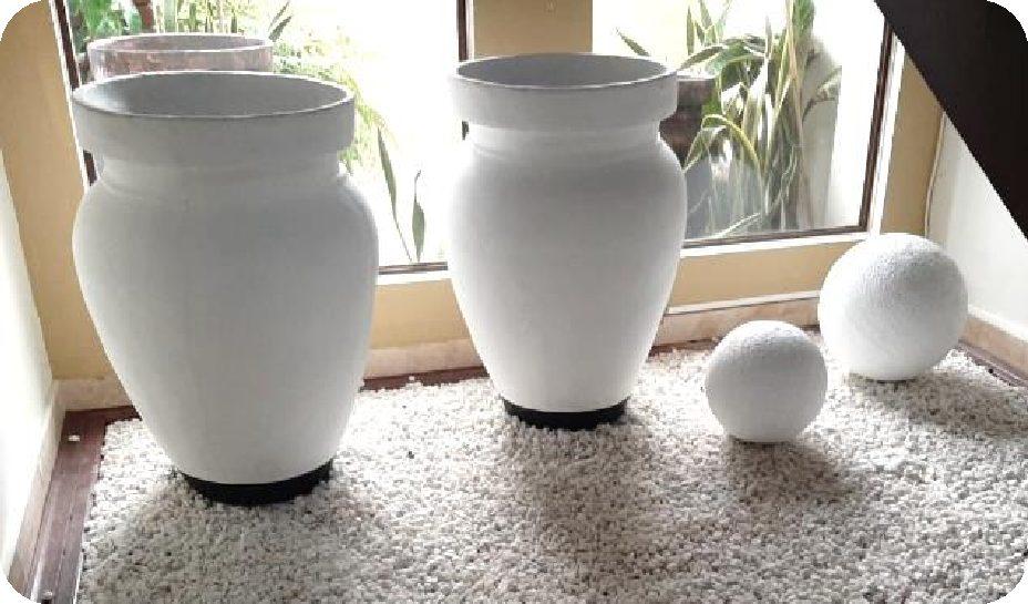 JARRÓN DE CEMENTO MUY ELEGANTE,  85 CM DE ALTO X 53 CM DE DIÁMETRO EN PARTE SUPERIOR