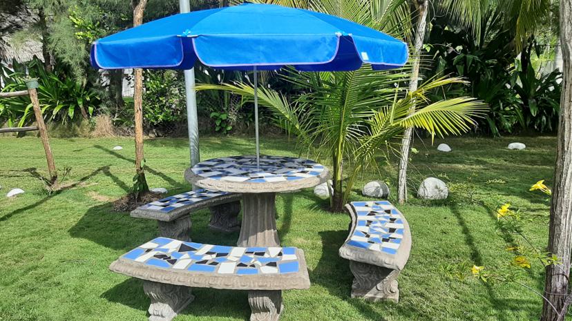 JUEGO DE MESA CON TRES BANCAS INCLUIDAS, DE CEMENTO
