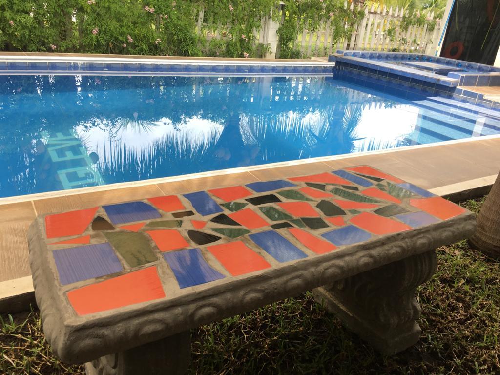BANCAS LINEALES O CURVAS PARA JARDÍN ESTILO COLONIAL DE CEMENTO ENCHAPADAS DE CERAMICA