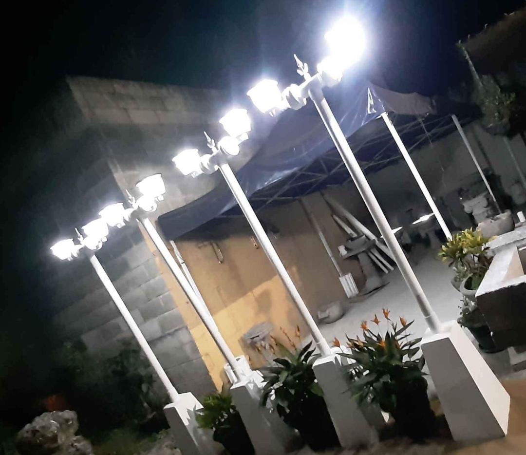 LÁMPARA SOLAR MOVIBLE COMPUESTA POR 2 FAROLES DE 30 WATT C/U