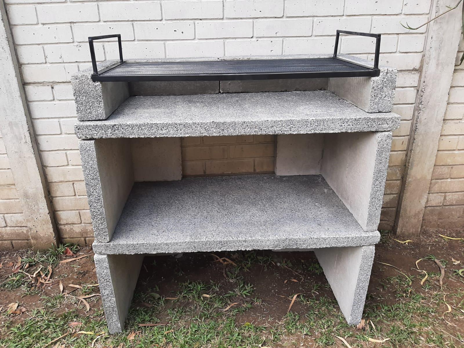 ASADOR EN PIEDRA, EN 8 PIEZAS DESMONTABLE. 1.10 M LARGO X 60 CM ANCHO X 1.05 M DE ALTO. PARRILLA 95 CM LARGO