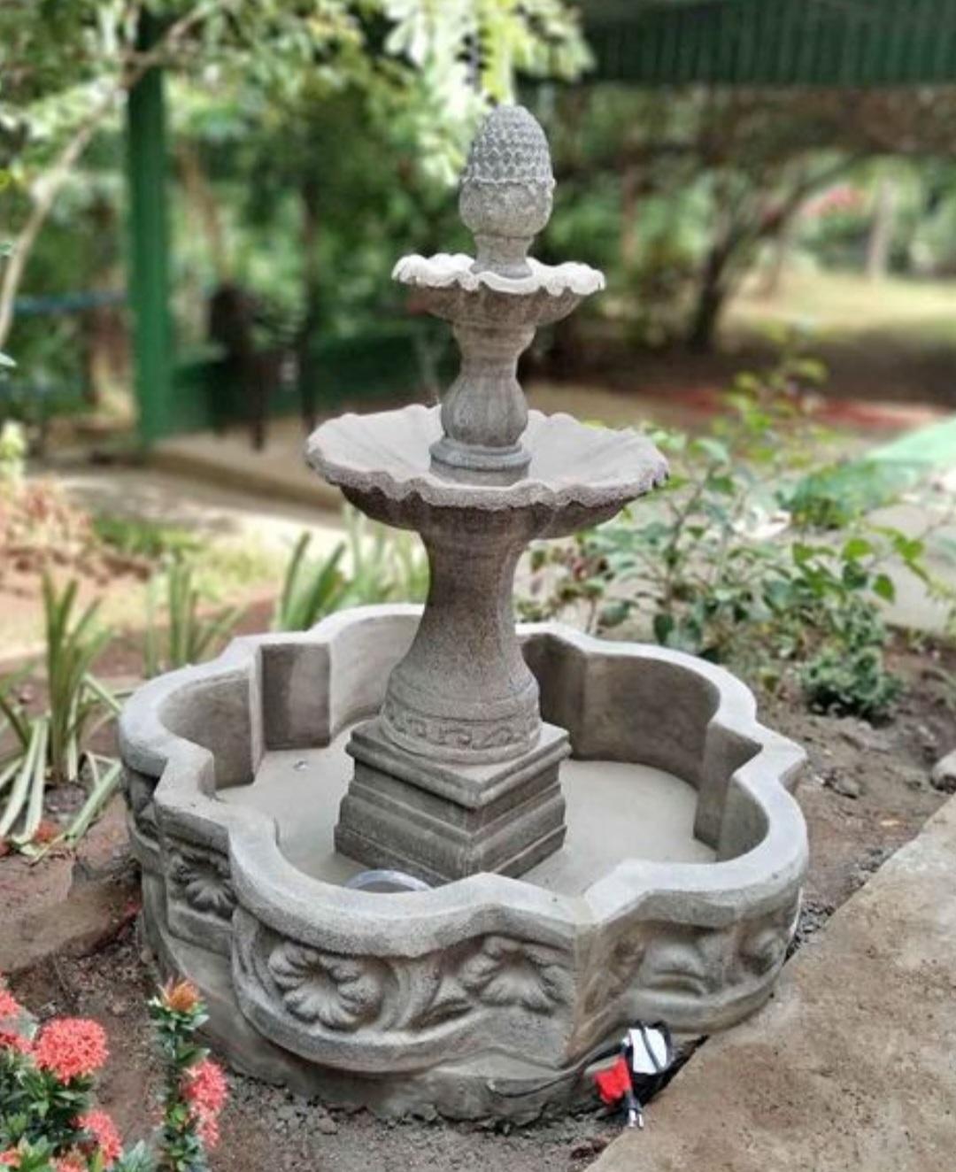 FUENTE DE PIÑA, POCETA DE 1.30 M DE DIÁMETRO CON 5 PIEZAS AL ENTORNO ALTURA DE 1.30 M
