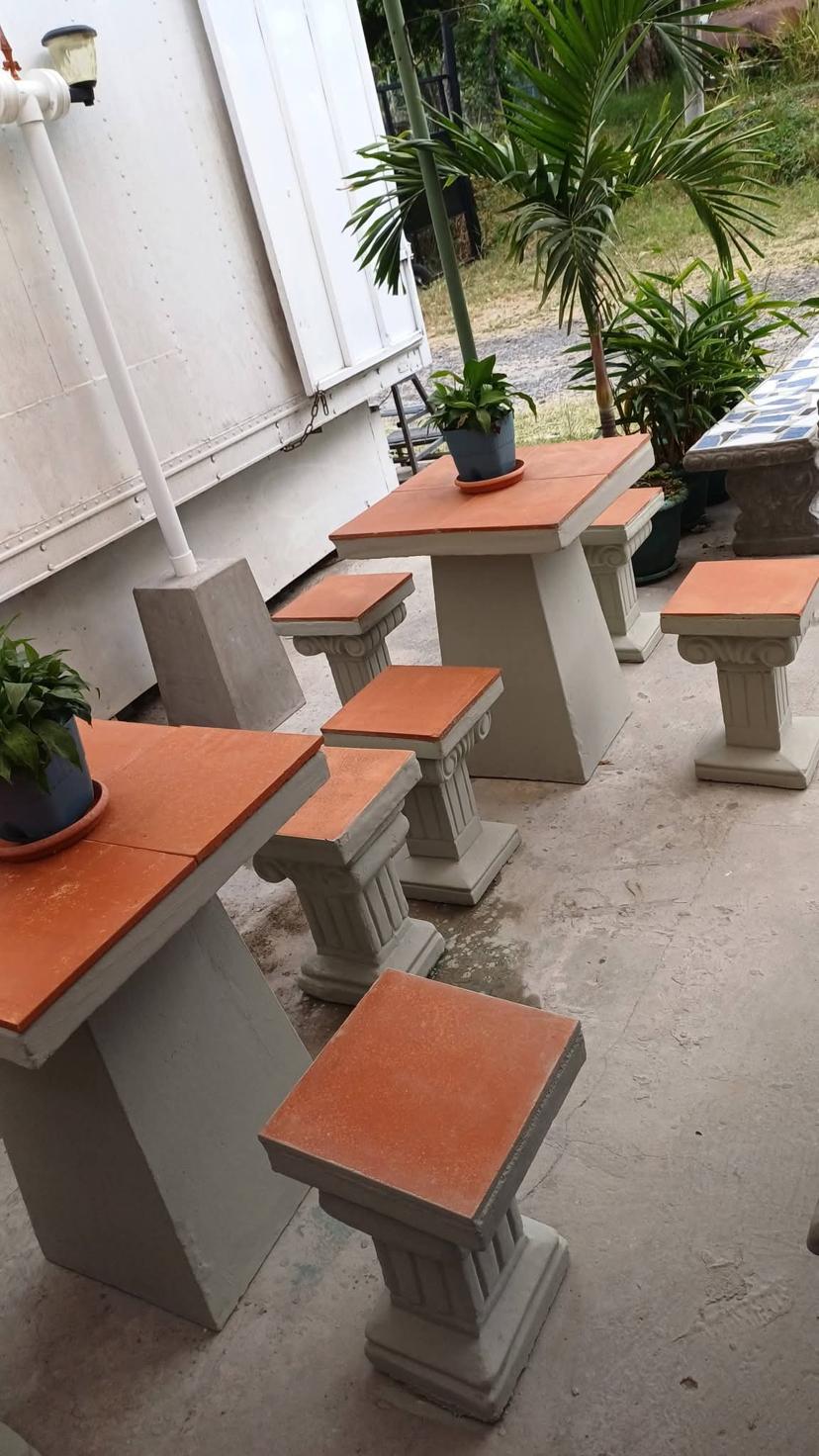 JUEGO DE MESA CUADRADO, CON 4 BANCOS INCLUIDOS, DE BARRO