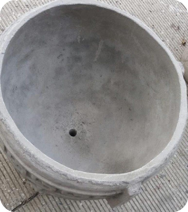 MACETA DE CEMENTO TIPO COPA, 65 CM DE ALTO Y 54 CM DIÁMETRO