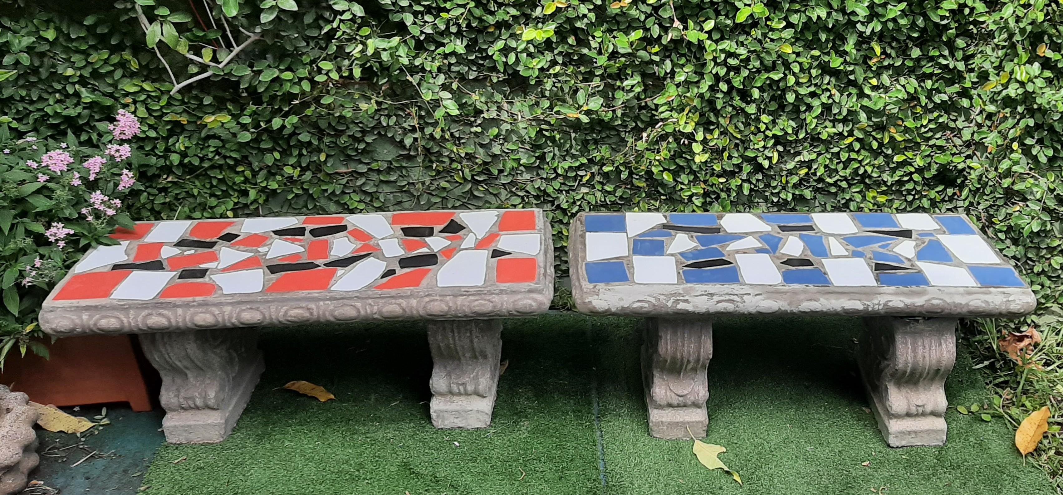Productos de cemento estilo colonial en jardín